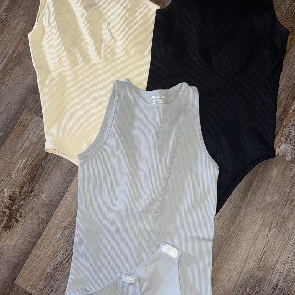 3-pack of ribbed tank tops in black, white, and light blue basics OQQ body'...